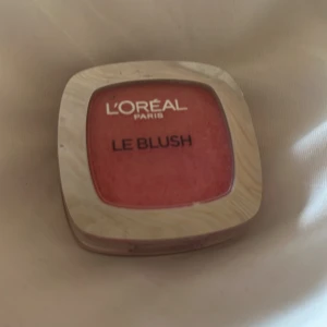 L'Oréal Paris Le Blush - Säljer en L'Oréal Paris Le Blush i nyansen 165 Rose Bonne Mine. Denna rouge har en härlig rosa ton och kommer i en kompakt förpackning med genomskinligt lock. Perfekt för att ge kinderna en fräsch och naturlig glöd. Använd enstaka gånger färgen passar inte på mig, jag köpte den för 139kr. Förpackningen har en lite skada och är absolut inget fel på produkten.🤍