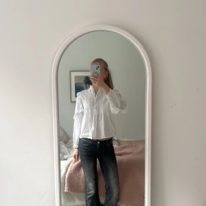 Vit blus - En fin vit blus från Zadig voltar i bra skick. Har dock två fläckar se på bild 3. Säljer då den är för liten. Osäker vilken storlek men jag är ca 168.
