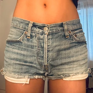 Levis jeansshorts  - Asss snygga jeansshorts från Levis som tyvärr inte kommer till användning längre eftersom jag har för många liknande! Ändå använda ganska mycket, men inga defekter vad jag kan se. Dock är de lite slitna längst ner som man ser på bild 2 o 3. Pris går att diskutera 💓☺️