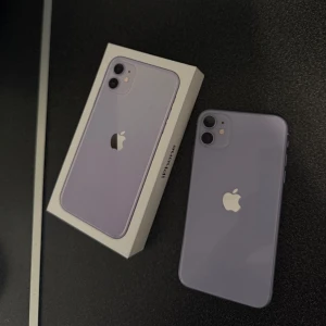 Lila telefon med kartong - Bra skick utom att det finns en spricka. Fungerar utmärkt och som den ska. 📱💜 