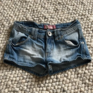 Vintage jeansshorts från & - Mått rakt över midjan 32cm, köpta för bara någon dag sen från Plick men var för små