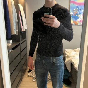 Blåtröja från These Glory Days - Säljer en stilren marinblå  tröja från These Glory Days i Superior Merino. Nypris är 1000kr men säljer den för 299 jättebra sick men har tyvärr växt ut den 