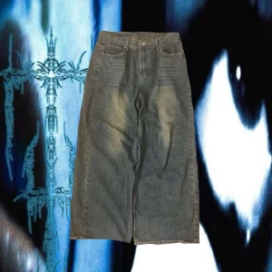 Baggy jeans - Blå/grå väldigt baggy jeans, lite slitna längst ner annars inga defekter