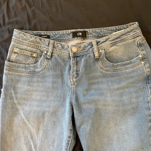 Blå jeans från LTB - Snygga blå jeans från LTB. De har låg midja och är i nytt skick, endast testade. De är i storlek w31 längd 30, Säljer då de tyvärr inte är min storlek.💞