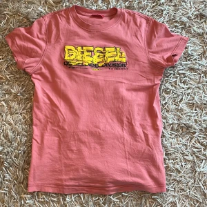 Diesel T-Shirt: XS/S - Säljer min tröja från Diesel då den inte används så mycket. Den är endast använd några gånger och är i nyskick, Inga defekter. Hör av er vid funderingar☺️