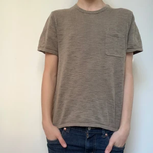 T-shirt - Säljer en olivgrön T-shirt från Lindex som är i ett Kashmir liknade material och passar perfekt nu när sommaren är på väg! Modellen på bilden är 163cm