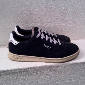 Navy sneakers från Pepe Jeans - Stilrena navy sneakers från Pepe Jeans med vit sula och vita detaljer. Nypris på skorna ligger mellan 900/1200 kr och jag säljer dom för 400 kr