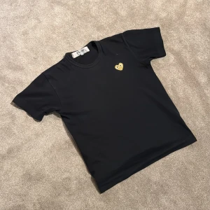 Tshirt - Comme des garcons - | Skick: 7/10 | Färg: svart | Vad inkluderas: T-shirten | Orginal pris: 1005kr