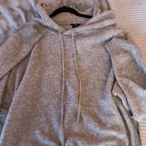 Grå stickad hoodie från Lindex - Mysig stickad oversized hoodie från Lindex som inte kommer till användning längre!