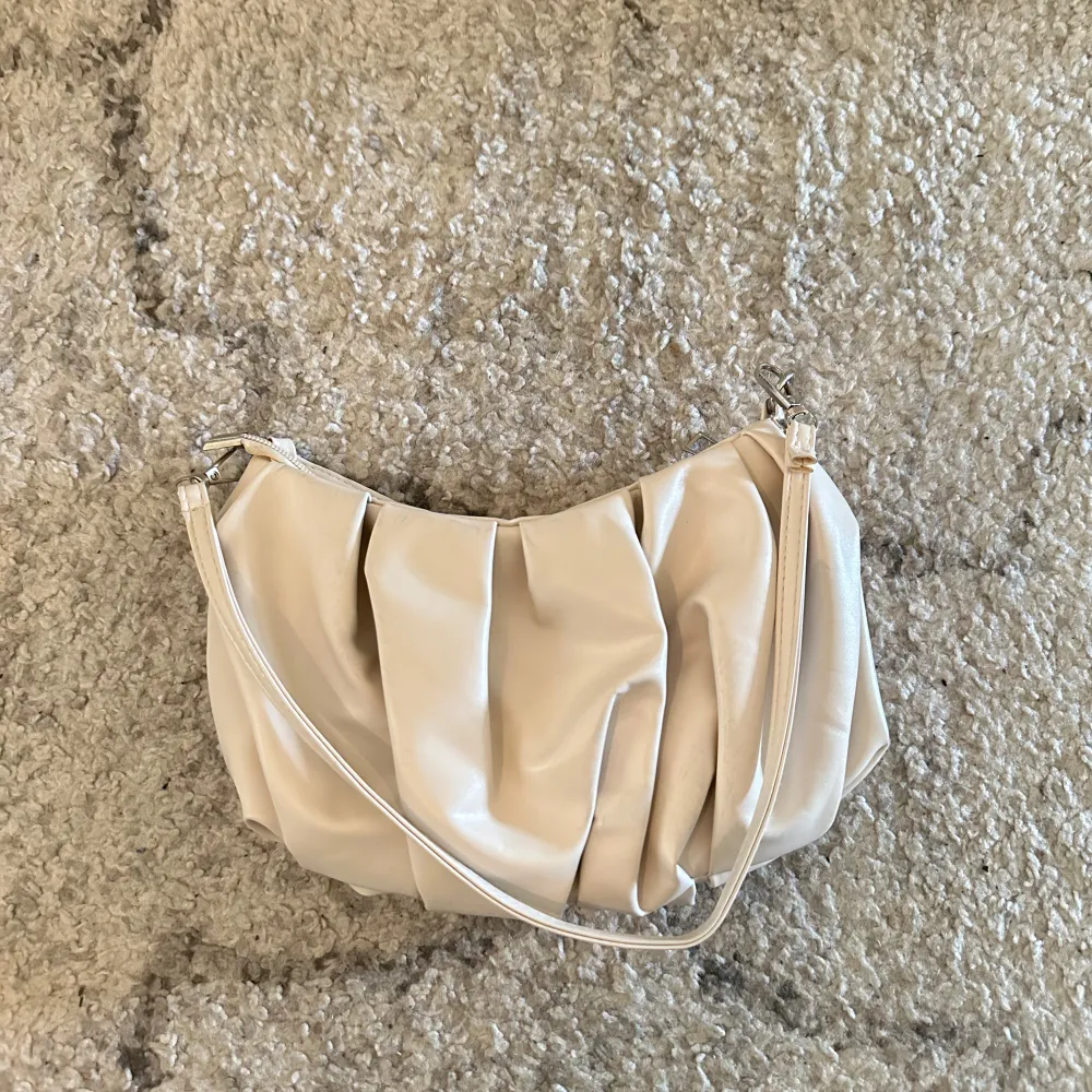 Superfin beige väska som är perfekt storlek. Använd fåtal gånger och minns tyvärr inte vart den kommer ifrån💞. Laukut & Käsilaukut.