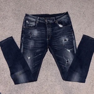 Mörkblå jeans - Snygga mörkblå jeans från kings will dream. Storlek 32