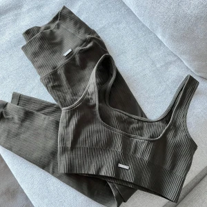 Grön ribbad linnetopp o tights från Aim'n - Säljer oavnvänt sett från aimin! 