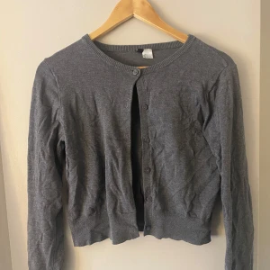 Grå kofta - Jättefin grå korta från H&M. Storlek S. Säljer då den inte kommer till användning längre.