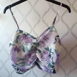 Blommig linnetopp med dragkedja - Säljer en söt blommig topp, helt oanvänd!!! Dragkedja i ryggen. 99 kronor men priset kan diskuteras!!! 