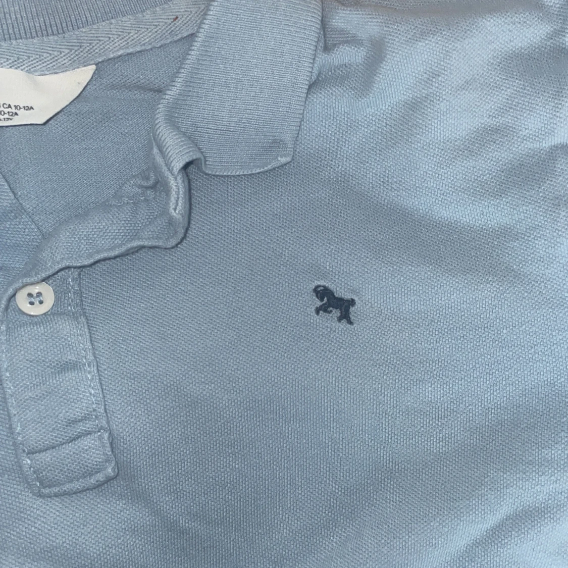 Ljusblå pikétröja med broderad logga - 1