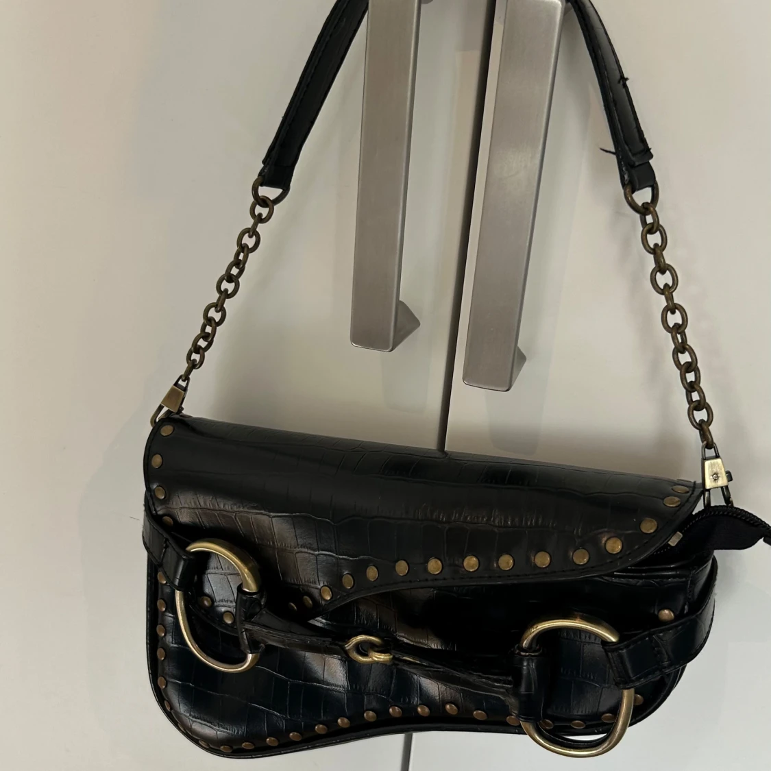 Svart axelväska med nitar