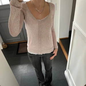 Rosa stickad kofta  - Rosa finstickad tröja från Mango i storlek S, fint skick. Använd gärna köp nu!