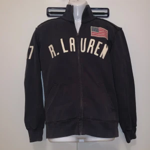 Ralph Lauren zip up - Ralph Lauren zip up i använt men bra skick! Hör av er vid funderingar 😊