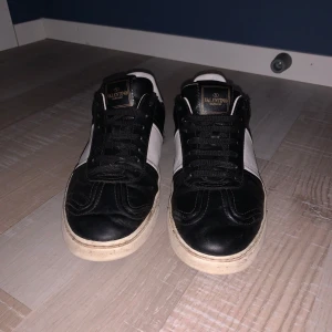 Svarta och vita sneakers från Valentino - Väldigt stil reda Valentino flycrews som ger dig en extra tusch på din outfit. Har tappat några nitar men de finns att få tag på här på plick. Buda på! Äkta✅ har en dustbag✅ skickar samma dag eller dagen efter✅ skriv för mer information! Stolek 40 men passar upp till 41,5! Skulle säga att dom är i skicket 7,5/10 enligt mig.