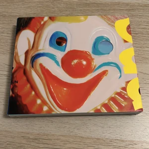 SHINee - Odd Album - SHINee Odd album version A. CDn spelad 1 gång. Priset ligger lite högre än mina andra album då jag försöker efterlikna prisnivåerna på detta album hos andra försäljare på nätet :)