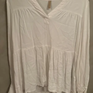 Vit blus från Soyaconcept - Nästan helt ny vit blus från Soyaconcept. Sparsamt använd dem få gånger den har blivit använd. Ny pris 400-500kr. Skriv om ni har frågor!💗