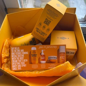 Sol de Janeiro Set - Detta set innehåller Sol de Janeiros ikoniska produkter för en komplett kroppsvårdsrutin. Setet innehåller Brazilian 62 body mist 90 ml, Brazilian Play Body Wash 385 ml, Brazilian Bum Bum Cream 240 ml och Firmeza Oil 100 ml. Perfekt för att ge huden näring och en härlig doft.  Allt är oöppnat. Detta kit har ett värde på 1850kr