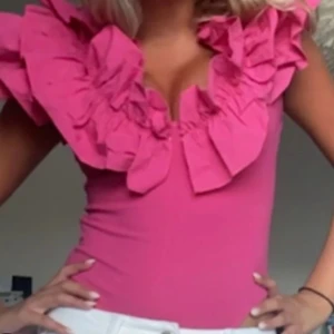 SÖKER!!! S - Om det finns någon som har den rosa volangbodyn från Zara snälla kontakta mig, letar överallt efter denna och alla är slutsålda. Gärna ett rimligt pris med! 