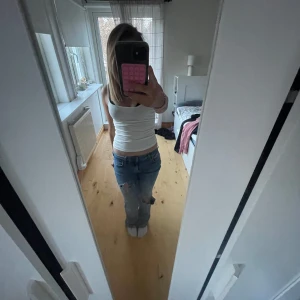 Blå jeans från Zara - Säljer ett par blå jeans från Zara i storlek 36. 