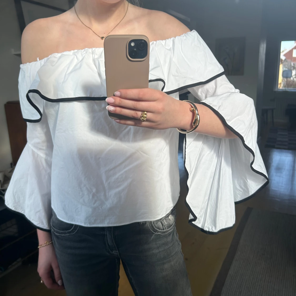 Vit blus med volangdetaljer från Zara