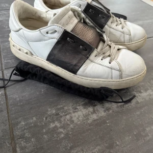 Valentino sneakers strl 41 - Svarta och vita inklusive dustbag