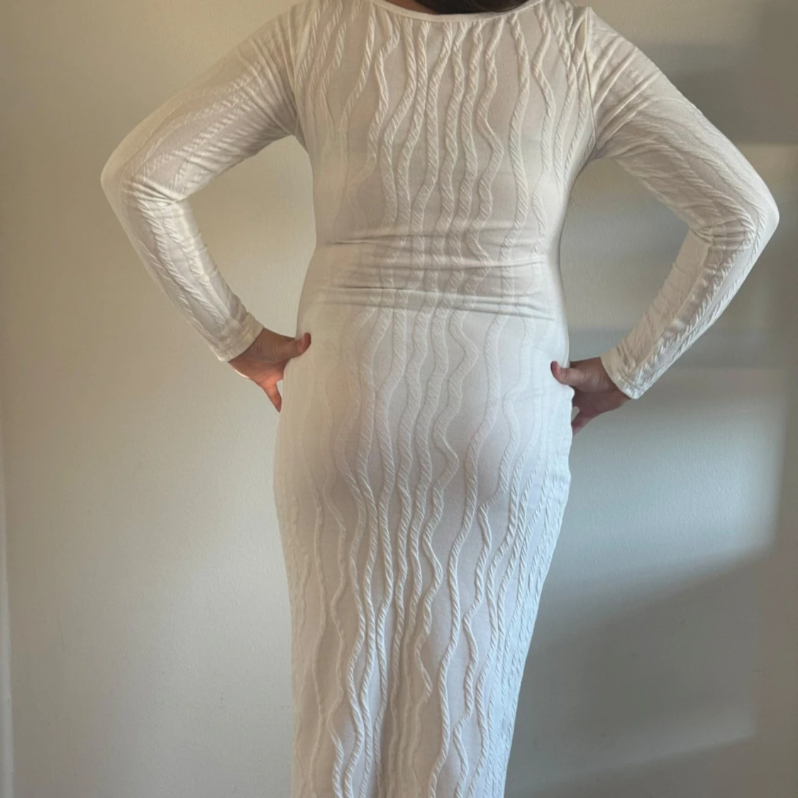 Vit långklänning med vågigt mönster - 1