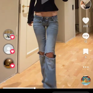 Blå jeans med slitningar - Jeans från Nelly nersydda så dom e otroligt lågmidjade. Väldigt bra skick skulle säga att jeansen passar någon som har 32/xxs 