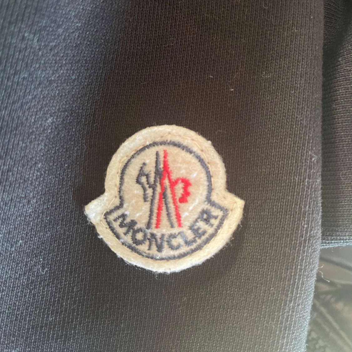 Svart jacka med huva från Moncler - 2