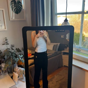 Svarta jeans med bootcut - Snygga svarta jeans med bootcut-stil. Perfekta för en trendig look. De har en klassisk design med fickor och knappar.