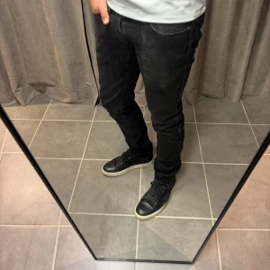 Svarta Acne Jeans - Svarta jeans från Acne som har en slim/straight passform, killen på bilden är 173 men jeansen passar även längre, strl 29/32, jeans modellen heter Max Cash