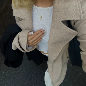 Beige kappa från Pieces - Säljer en ljusbeige kappa från Pieces. I nyskick