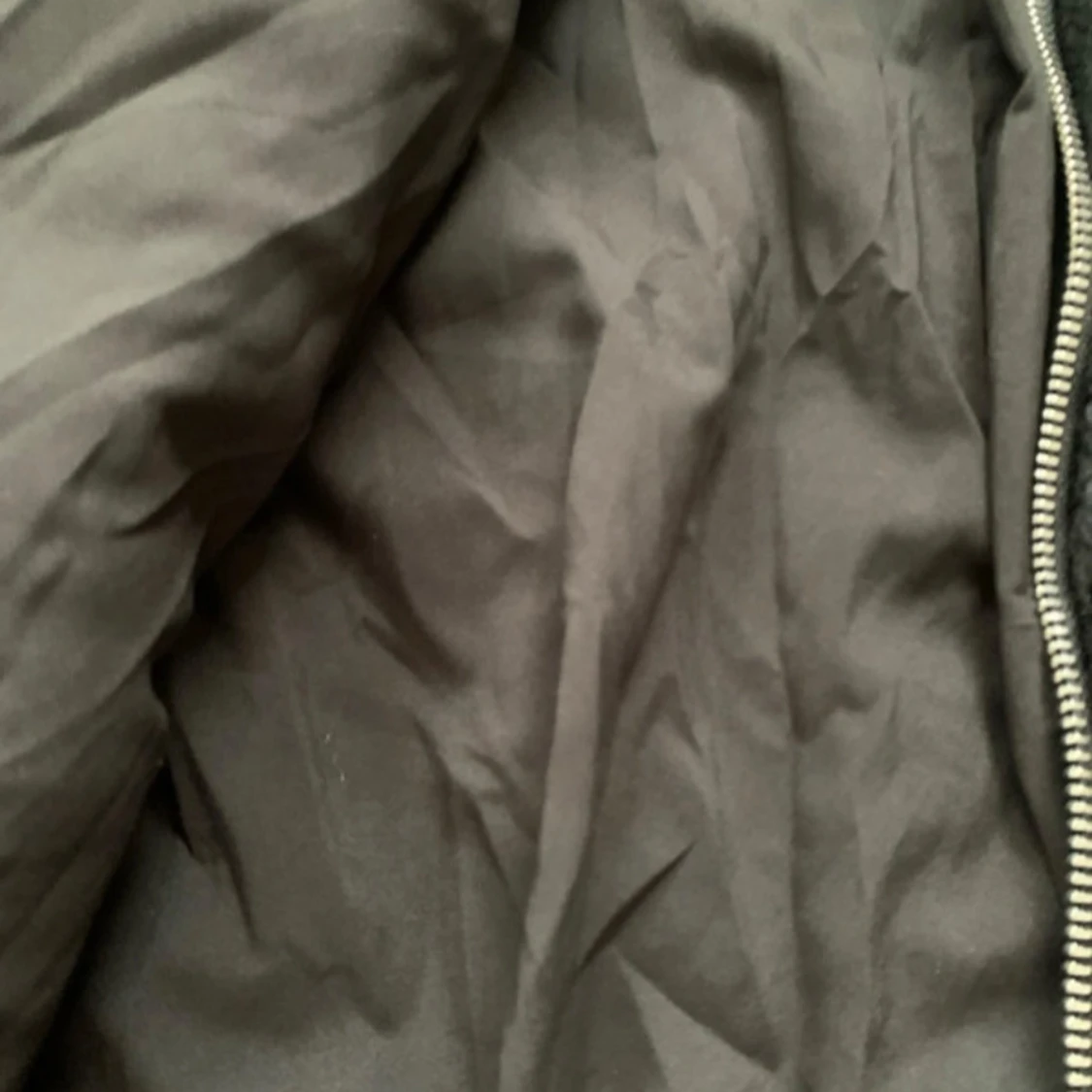 Svart pälsjacka med dragkedja - 3