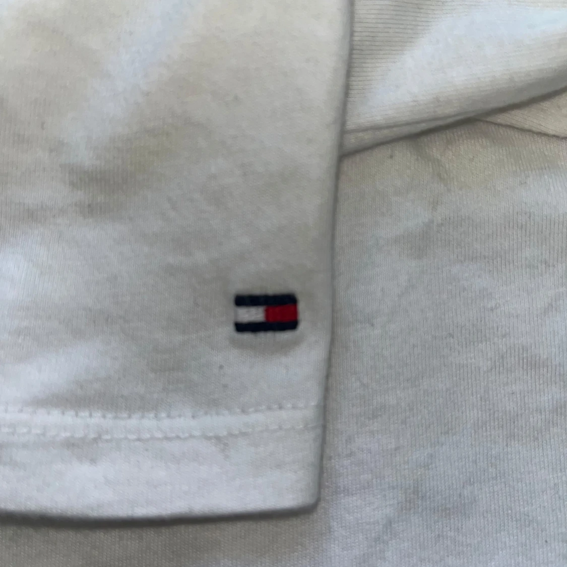 Vit t-shirt från Tommy Hilfiger - 2