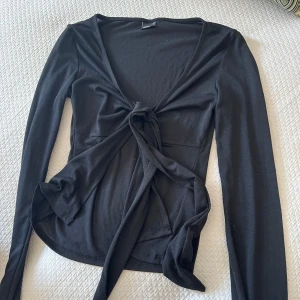 Fest topp Gina tricot  - Så fin långärmad fest topp från Gina tricot i strl xs💓 knytning framtill🫶🏻bara använd vid två tillfällen så i nyskick🥰 