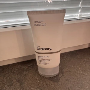 Glucoside Foaming Cleanser från The Ordinary - Säljer en Glucoside Foaming Cleanser från The Ordinary. Denna ansiktsrengöring är formulerad för att skonsamt rengöra huden och avlägsna smuts och orenheter. Perfekt för daglig användning och lämnar huden fräsch och ren. Aldrig använd😊