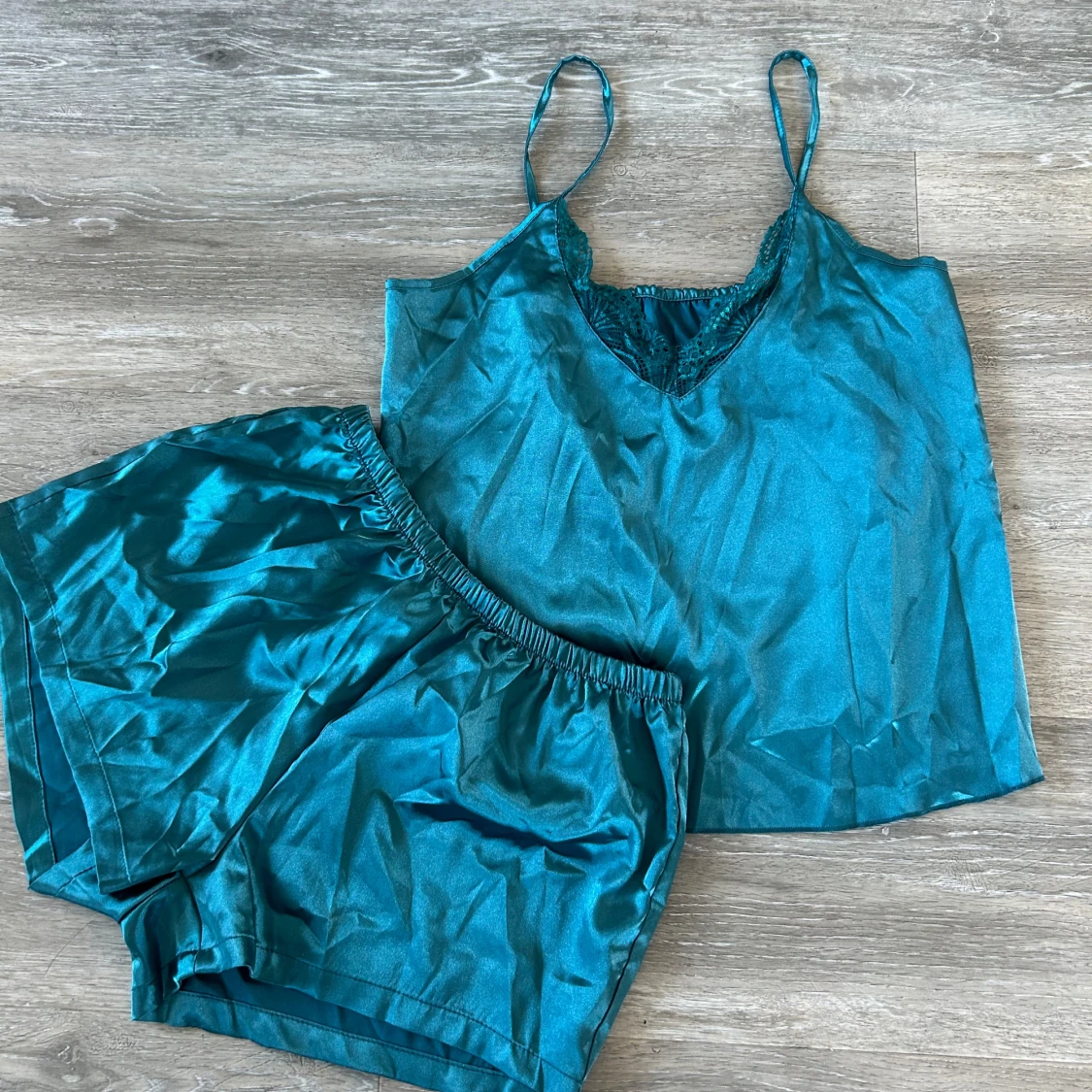 Pyjamas turkost satinlinne och shorts med spetsdetaljer