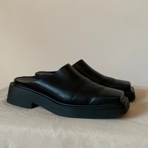 Vagabond mules - Använda men sparsamt, så i gott skick. Väldigt bekväma med tjock sula. Funkar till allt! 