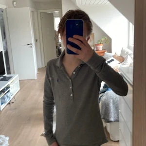 Ralph Lauren långarmad - Jag säljer denna långarmad för den börjar bli för liten. Den e väldigt snygg och jag andvänder den därför inte så mycket. 