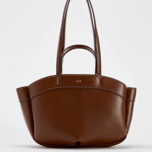 Brun axelväska i skinn - Snygg brun axelväska från zara, perfekt storlek till allt! Säljer pga att den ej kommer till användning, den är som ny❣️Tror inte den finns att köpa längre på hemsidan!