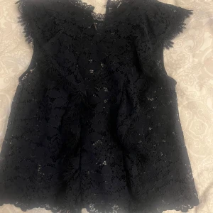 Mörkblå spetsblus - Mörkblå spets topp från Zara. Den är endast använd några få gånger och i bra skick. 