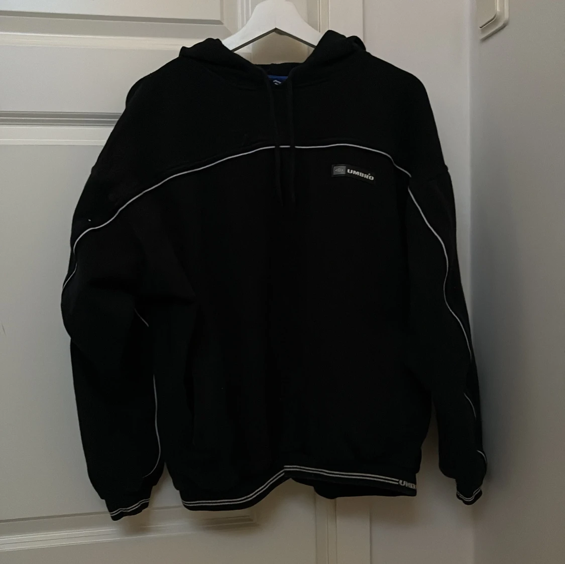 Svart hoodie från Umbro