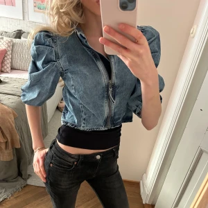 Super cool bolero/topp - Super snygg och unik jeantopp som även går att använd som bolero, båda är lika snygga. Perfekt att använda som topp eller en liten bolero för att lyfta upp outfiten! 💕