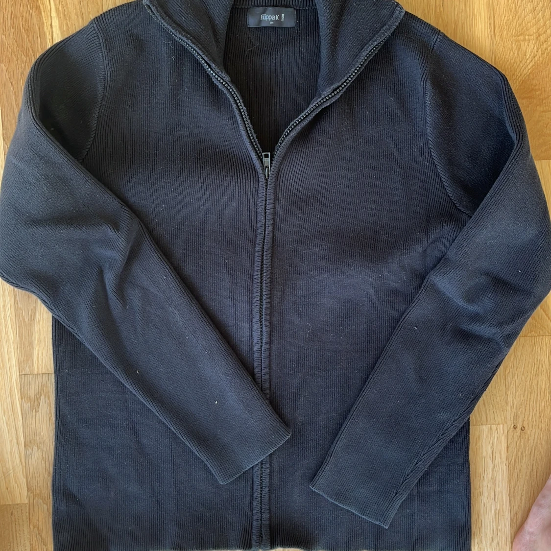 Svart ribbad full zip från Filippa K - 2