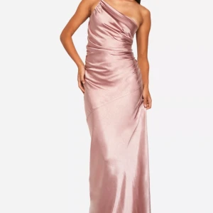 Rosa sidenklänning - Elegant rosa långklänning i siden med en axelbandslös design. Perfekt till bal eller liknande🥰helt oanvänd men utan prislapp, då jag valt att köpa en annan balklänning! 