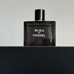 Bleu de Chanel Eau de Parfum - Säljer en elegant och tidlös Bleu de Chanel Eau de Parfum för herrar. Flaskan är stilrent designad i mörkblått glas med en svart kork. Doften är maskulin och sofistikerad, perfekt för den moderna mannen. Kommer i originalförpackning.
